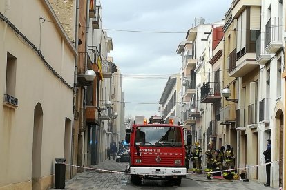 Imatge d'una dotació dels bombers al lloc dels fets