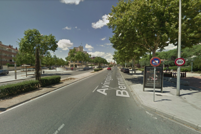 El coche quemado estaba estacionado en la Avenida Sant Bernat Calbó.