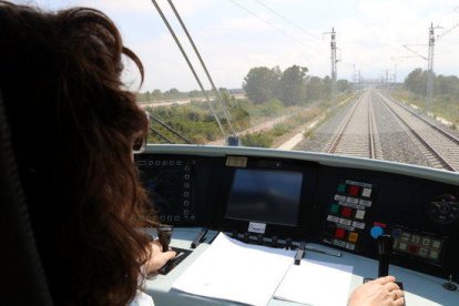 Plano medio desde el interior de la cabina del tren laboratorio de Adif recorriendo el tramo Cambrils-l'Hospitalet de l'Infant del Corredor Mediterráneo.