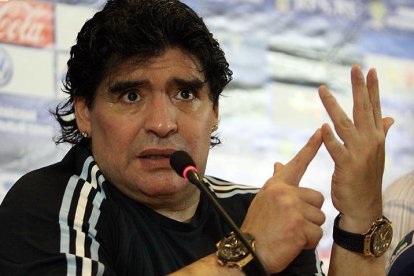 L'advocat de Maradona assegura que Giannina té un compte en un banc uruguaià i que viatjar per treure els diners i amagar-los en un altre lloc.