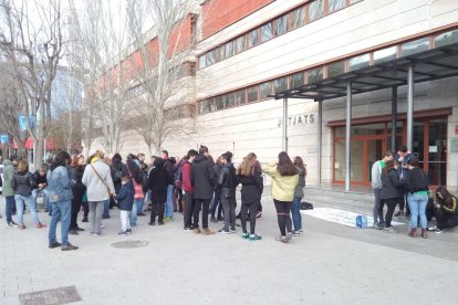 Un grup de ciutadans concentrats a les portes dels jutjats de Reus