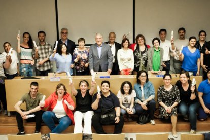 Los alumnos de los cursos de formación recibieron los diplomas de la mano del alcalde, Josep Poblet, y la concejal de Formación y Promoción Educativa, Àngels Poblet.