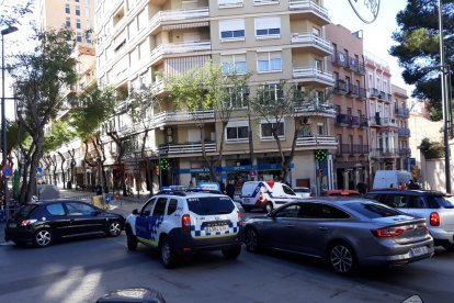 Imatge de la cantonada entre Estanislau Figueres i Rovira i Virgili, punt on s'ha tallat el trànsit en direcció a la font del Centenari.