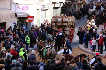 Imatge dels Tres tombs a Valls passant per l'encreuament de carrers conegut popularment com els quatre cantons, al carrer Jaume Huguet, a toca de la plaça del Pati