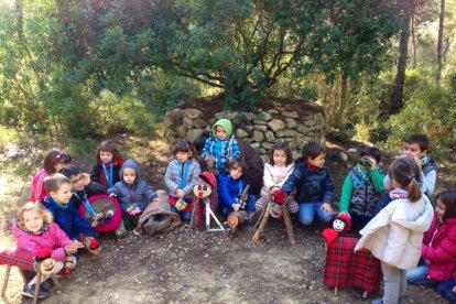 Els tions dels nens i nenes arriben tots junts, acompanyats del gran tió de Tecletes.