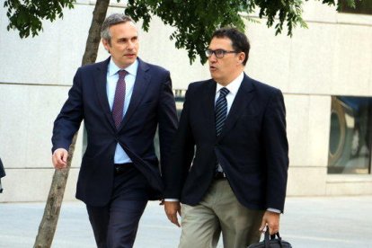 Alay, a la izquierda, con su letrado, Jaume Alonso-Cuevillas, a la llegada a la Audiencia Nacional.