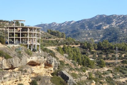 L''estructura de l'hotel coronant la Bisbal de Falset davant del Montsant, abans de l'enderroc.