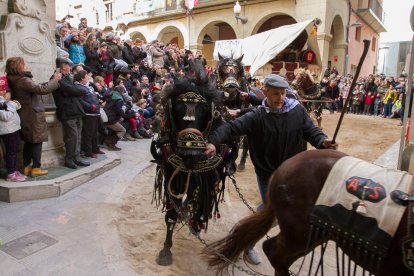 Els traginers intentant conduir els cavalls en el tram dels tombs de l'ajuntament, a la plaça del Blat.