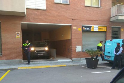 Imagen de archivo de los Mossos d'Esquadra en la casa de Carme Ginés después del asesinato.