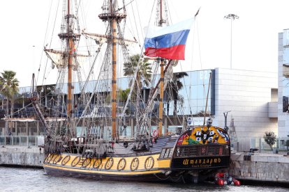 Imatge del buc atracat a la Marina Port Tarraco, on romandrà fins demà al matí.