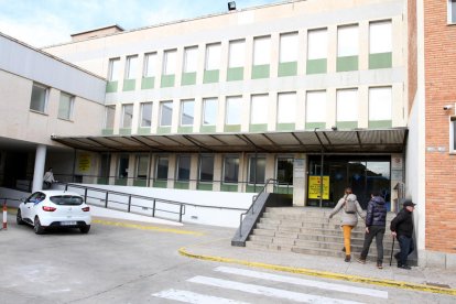 L'accés a l'edifici del camí de Riudoms, on s'inform del trasllat temporal de consultes per les feines.