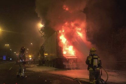 Quatre dotacions de Bombers van treballar per extingir l'incendi del vehicle.