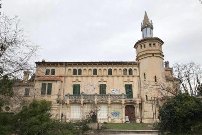 L'edifici, declarat Bé Cultural d'Interès Local, consta de tres plantes i una torre vuitavada.