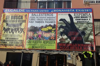 Pancarta que Heredia va penjar ahir davant el seu bar i que pensa portar al ple municipal.