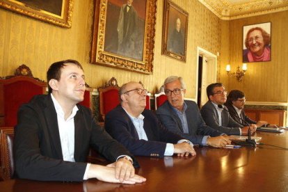 Los eurodiputados Javi López (PSC) y Santiago Fisas (PP), en rueda de prensa con el alcalde de Tarragona, Josep Fèlix Ballesteros, y los concejales José Luis Martín y Javier Villamayor.