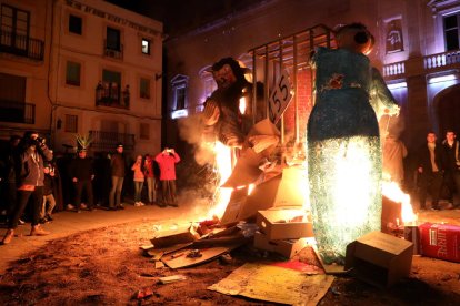 Instant de l'enterrament del Rei Carnestoltes, on es va cremar el Ninot, la Ninota i la Bóta a la plaça de la Font.