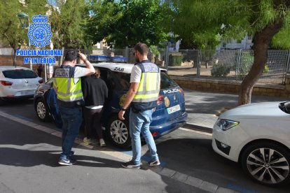 Dos agentes se llevan a una detenida acusada de pertenecer a un grupo de explotación sexual.