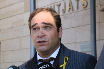 Primer pla del president de l'Associació d'Advocats Voluntaris 1 d'Octubre, Salvador Mestre, atenent els mitjans després de presentar la querella als jutjats de Reus per les càrregues a Mont-roig del Camp. Imatge del 29 de novembre del 2017