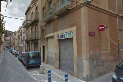 Imagen de la calle de la Victòria con la travesía de la calle Joan Martell de Reus.