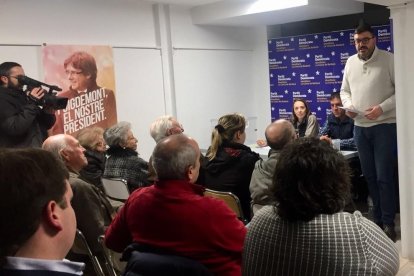 Marc Vinya dirigiéndose a los asociados después de ser escogido alcaldable en Montblanc.