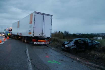 Pla obert del camió accidentat i el segon turisme implicat en el sinistre a Coma-ruga, al Vendrell. Imatge del 4 de febrer de 2018