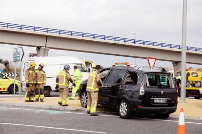 El accidente, un choque entre una furgoneta y un turismo, ha tenido lugar en la rotonda de las Gavarres.