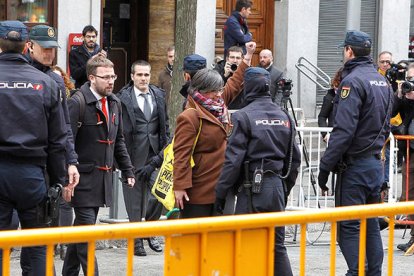 Mireia Boya amb el puny alçat, a l'entrada