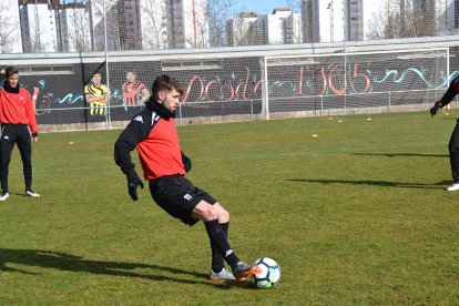 Fran Carbia a l'entrenament d'ahir amb el Reus a