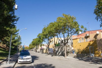 Un vehicle de la policia local estacionar a la via que acollirà els cinc nous dispositius.