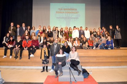 Els participants a la desfilada que s'ha realitzat al Centre Cultural de Valls