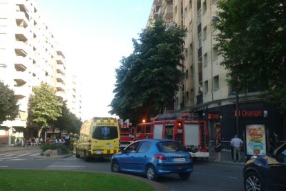 Imagen de los vehículos de Bombers en la avenida Vidal i Barraquer de Reus.