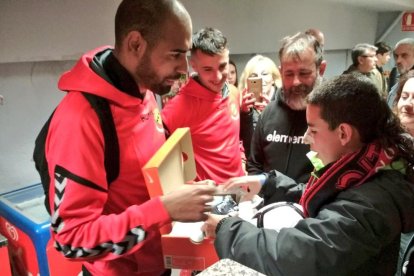 Fali, regalando las botas de Cristiano Ronaldo a Javier Galera.