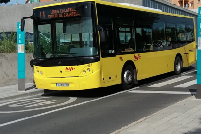 Imagen de un autobús de la línea 1 recorriendo las calles de Calafell.