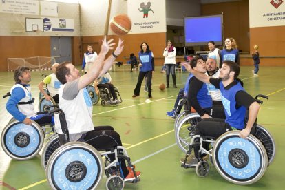 Els participants van poder experimentar la sensació de jugar un partit de bàsquet amb cadira de rodes.