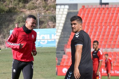 A la izquierda, Ike Uche durante un entrenamiento y, a la derecha, Xisco Muñoz, también en una sesión.