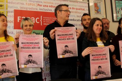 Integrants de la Fapac o d'altres associacions educatibes amb el cartell en contra de les proves d'avaluació primària.