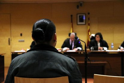 L'acusat amb els magistrats de l'Audiència de Girona de fons.