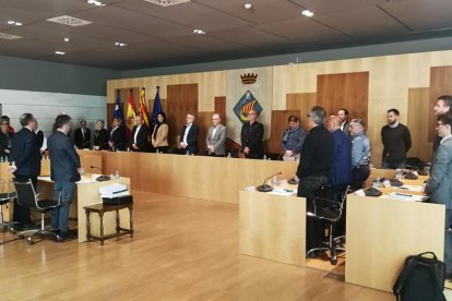 El ple municipal durant el minut de silenci per condemnar la violència envers les dones.