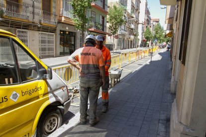 Imatge d'arxiu de treballs a la vorera del carrer Ample.