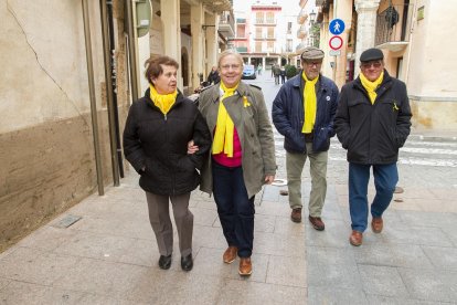 Alguns dels participants, avui, sortint de la plaça en acabar la trobada.