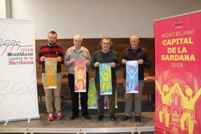 Foto de grupo con Jordi Albalat, concejal de Cultura de Montblanc; Víctor Sallés, coordinador del proyecto Capital de la Sardana; el alcalde Josep Andreu; y Ramon Requesens, presidente del Grupo Sardanista.