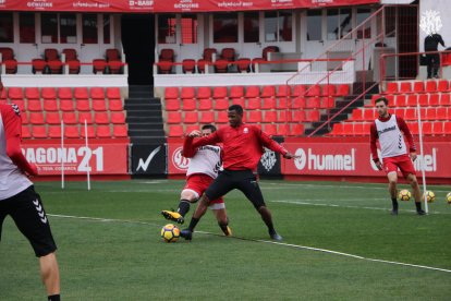 Dumitru, durante un entrenamiento con el Nàstic.