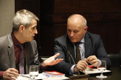 Els lletrats amb els membres de la Mesa del Parlament