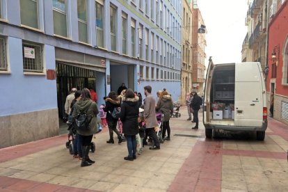 Imagen de archivo donde se ve una furgoneta aparcada delante de la puerta de acceso al colegio.