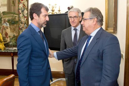 El nou cap dels Mossos d'Esquadra, el comissari Ferran López, amb el ministre de l'Interior, Juan Ignacio Zoido, en la reunió a Madrid.