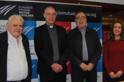 Ramon Marrugat, patró de la Fundació, Octavi Vilà, abat del monestir de Poblet, Joan Josep Marca, president de la FPMC, i Núria Gavarró, directora de l'arxiu Montserrat Tarradellas i Macià, durant l'acte de signatura del conveni.