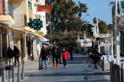 Pla tancat de vianants passejant per la zona de comerços i establiments de restauració al passeig marítim de Cambrils. Imatge del 7 de febrer del 2018