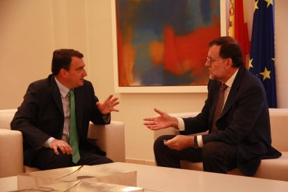 El líder del PP, Mariano Rajoy, y el portavoz del PNV en el Congreso, Aitor Esteban.