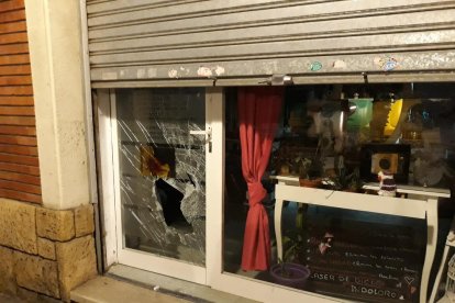 Imagen del cristal de la tienda roto después de ser golpeado por el ladrón.