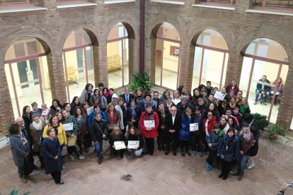 Imagen del grupo de los premiados en el patio del IMET.